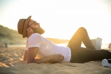 Man met een zomer-proof baard op het strand