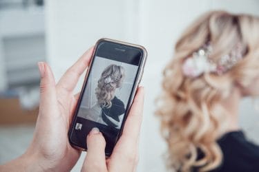 Kapper fotografeert kapsels in haar salon