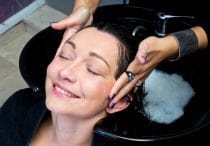vrouw ondergaat een anti-aging haarverzorging