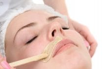 Wat is beter voor je gelaat, harsen, threaden of dermaplaning?