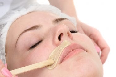 Wat is beter voor je gelaat, harsen, threaden of dermaplaning?