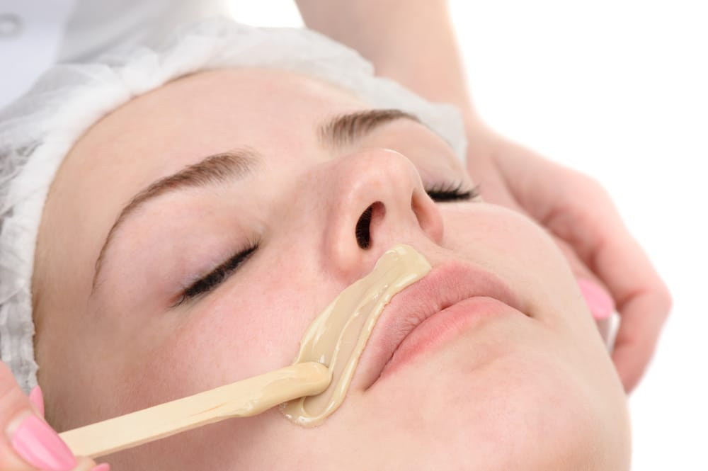 Donshaartjes verwijderen met harsen, threaden of dermaplaning?