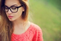 Brow styling voor dames met een bril