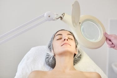Het belang van een goede huidanalyse in beauty salons.