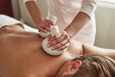 Een kruidenstempel massage kan dienen als winterse wellness behandeling