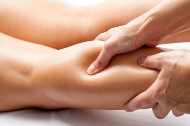 Ontdek welke massages geschikt zijn bij verkleefd bindweefsel.