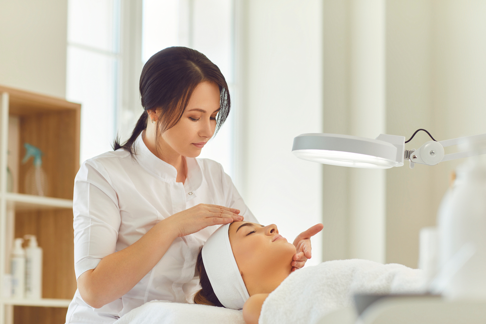 Dermaplaning of microdermabrasie: wat is beter?