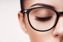 Tips voor mooie wimpers voor brildragers van Wellness Academie.