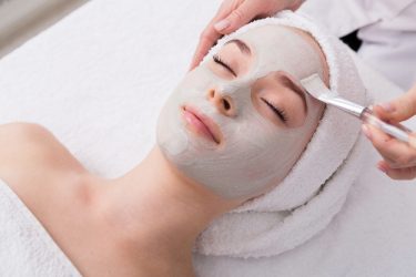 Wellness Academie vertelt waarom je naar de schoonheidsspecialist moet.